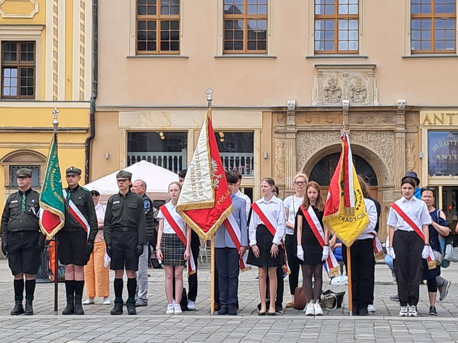 Młodzież uczestnicząca w obchodach Dnia Flagi Rzeczypospolitej Polskiej na wrocławskim Rynku 