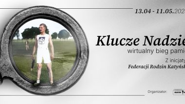 Plakat promujący wydarzenie 'Klucze Nadziei – wirtualny bieg pamięci', organizowany z inicjatywy Federacji Rodzin Katyńskich. Termin biegu to 13 kwietnia – 11 maja 2025 roku. Po lewej stronie znajduje się czarno-białe, częściowo pokolorowane zdjęcie sportowca w stroju z logo AZS, widoczne przez lupę. Po prawej stronie umieszczono nazwę wydarzenia, daty oraz informacje o organizatorze – Fundacji Maraton Warszawski.