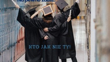 Trójka młodych ludzi w togach i biretach świętuje zakończenie szkoły, stojąc tyłem i trzymając w górze zwoje symbolizujące dyplomy. Na zdjęciu widnieją napisy motywacyjne po polsku: 'Matura? Na pewno zdasz!', 'Kto jak nie Ty!' oraz 'Powodzenia na majowych egzaminach!'. W prawym dolnym rogu znajduje się logo Kuratorium Oświaty we Wrocławiu.