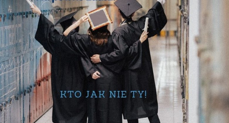 Trójka młodych ludzi w togach i biretach świętuje zakończenie szkoły, stojąc tyłem i trzymając w górze zwoje symbolizujące dyplomy. Na zdjęciu widnieją napisy motywacyjne po polsku: 'Matura? Na pewno zdasz!', 'Kto jak nie Ty!' oraz 'Powodzenia na majowych egzaminach!'. W prawym dolnym rogu znajduje się logo Kuratorium Oświaty we Wrocławiu.