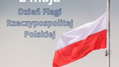Flaga Polski na maszcie na tle pochmurnego nieba. Obok widnieje napis: ‘2 maja – Dzień Flagi Rzeczypospolitej Polskiej’. W prawym dolnym rogu znajduje się logo Kuratorium Oświaty we Wrocławiu.