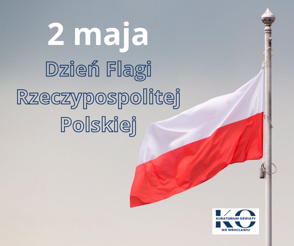 Flaga Polski na maszcie na tle pochmurnego nieba. Obok widnieje napis: ‘2 maja – Dzień Flagi Rzeczypospolitej Polskiej’. W prawym dolnym rogu znajduje się logo Kuratorium Oświaty we Wrocławiu.
