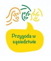 Prosty, kolorowy rysunek przedstawiający trzy uśmiechnięte twarze w odcieniach zieleni i pomarańczu. Poniżej znajduje się żółty dymek z napisem: „Przygoda w sąsiedztwie” zapisanym zieloną czcionką. Grafika ma przyjazny i pogodny charakter, sugerujący wydarzenie o tematyce sąsiedzkiej, integracyjnej lub międzykulturowej.