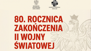 Plakat informacyjny upamiętniający 80. rocznicę zakończenia II wojny światowej. W górnej części widnieją logotypy: Wojewody Dolnośląskiego oraz Dowódcy Garnizonu Wrocław